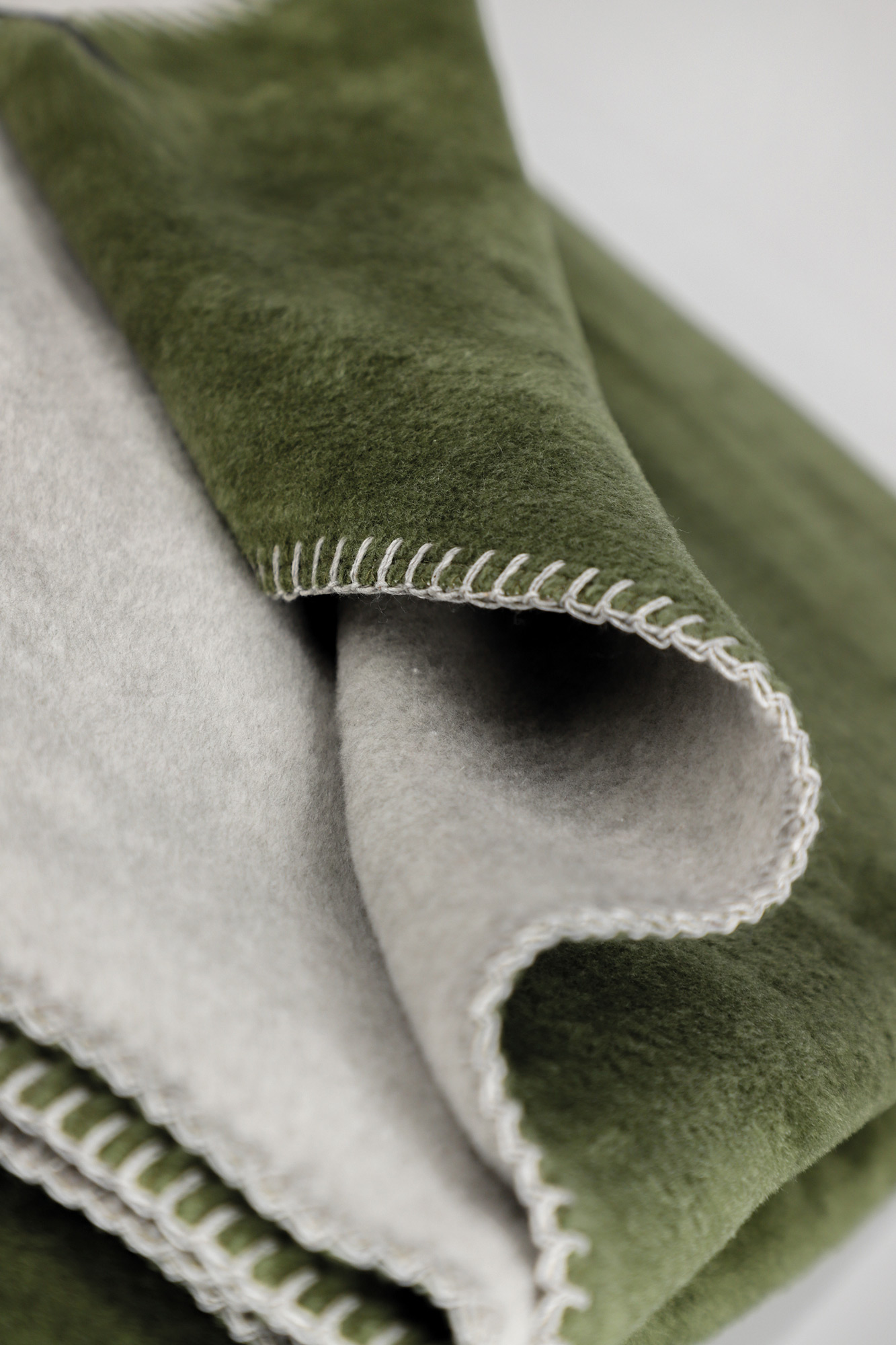 Schöner Wohnen Kollektion Plaid FAVORIT | 090 oliv