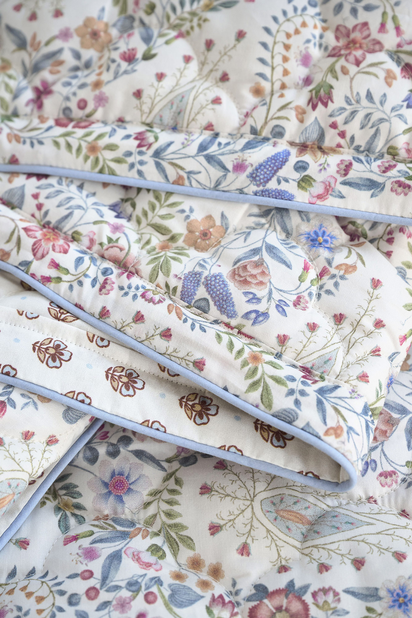 Pip Studio Tagesdecke Kairi Bloom | Hellblau